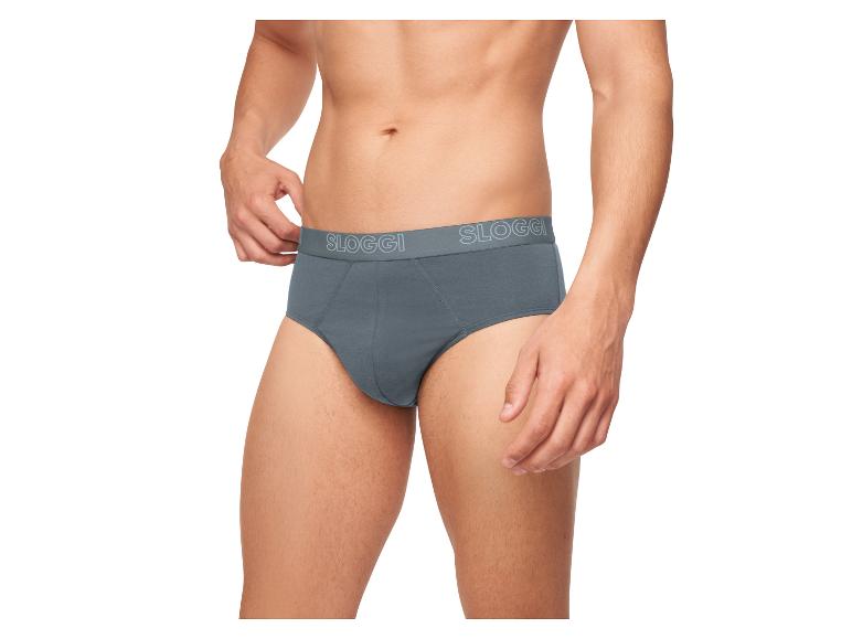 Een man draagt grijze Sloggi ondergoed.