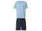 Herenpyjama: lichtblauw V-hals T-shirt en donkerblauwe shorts met golfpatroon.