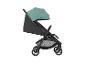 Kinderwagen met groene kap en zwarte zitting, zijaanzicht.