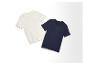 Twee T-shirts met korte mouwen, één crème en één donkerblauw, liggen op een witte achtergrond.