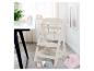 ROBA Treppenhochstuhl Sit Up kinderstoel in licht houtkleur met kinderservies en speelgoed.