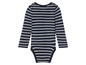 Een gestreept babypakje met lange mouwen.