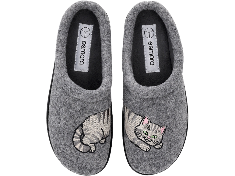 Paar grijze vilten pantoffels met geborduurde kattenontwerpen, de ene toont de rug van een kat, de andere een kattengezicht.