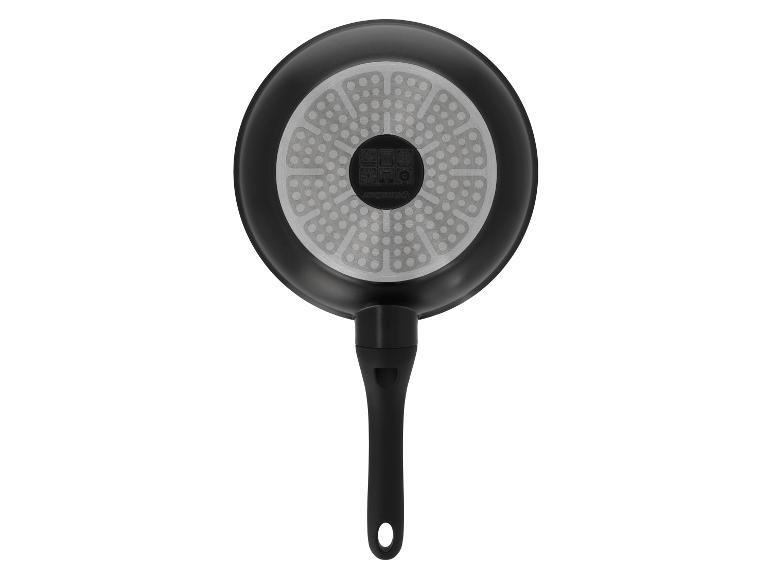 SILVERCREST koekenpan met zwart handvat en grijze bodem, van onderaf gezien