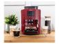 Rood koffiezetapparaat met twee kopjes espresso en andere koffiedranken op een houten aanrecht.