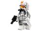 Een Lego Star Wars AT-AT Driver minifiguur met een zwarte blaster.
