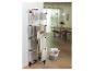 Wit wasrek met handdoeken en wasmand op een houten vloer.