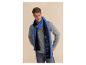 Man in grijze trui en blauw-zwarte Strenesse Blue sjaal
