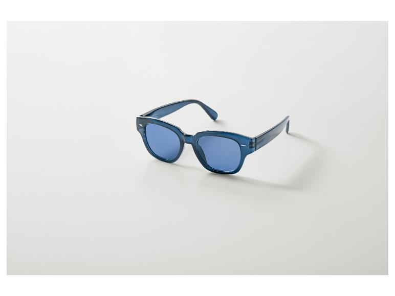 Blauwe zonnebril met blauwe glazen op een witte achtergrond