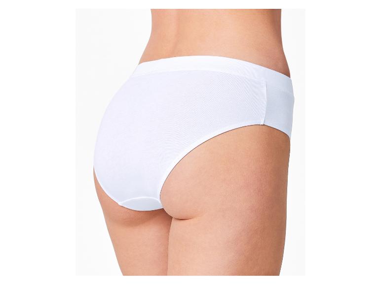 Achterkant van een vrouw in een witte slip.