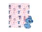 Roze deken met Stitch en Angel figuren, vergezeld van een Stitch-vormig kussen.
