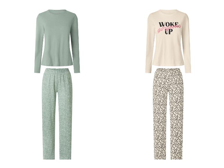 Twee pyjamasets: één mintgroen met bladpatroon en één crèmekleurig met 'WOKE UP gorgeous' tekst en stippen.