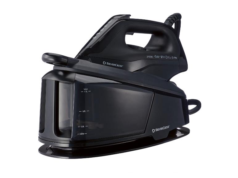 Zwart SilverCrest strijkijzer met een grote watertank.