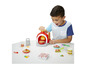 Een kind maakt pizza's met Play-Doh klei en een pizza-oven.