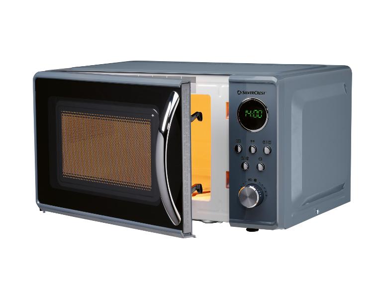 Een grijze SilverCrest magnetron met open deur.
