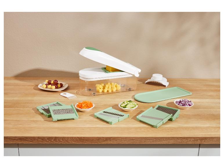 Set met voedselverwerker, accessoires en gesneden groenten.