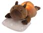 Bruine pluche capybara nachtlamp op een gestippeld kussen.