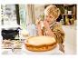 Jongen eet koekje naast Silvercrest mixer en cheesecake in de keuken
