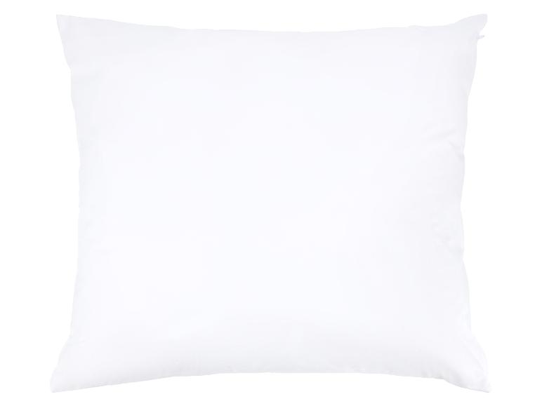 Een wit vierkant kussen, geïsoleerd op een witte achtergrond.
