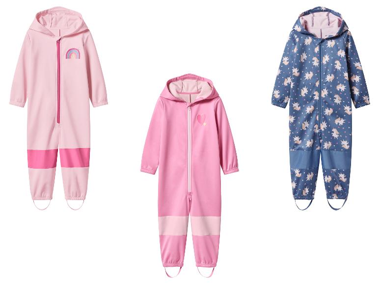Drie kinderoveralls: twee roze met regenboog en hart, één blauw met eenhoorns.