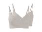 Twee lichtbeige geribbelde bralettes met verstelbare bandjes.