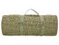 Opgerolde kaki gevlochten strandmat van materiaal met handvat.
