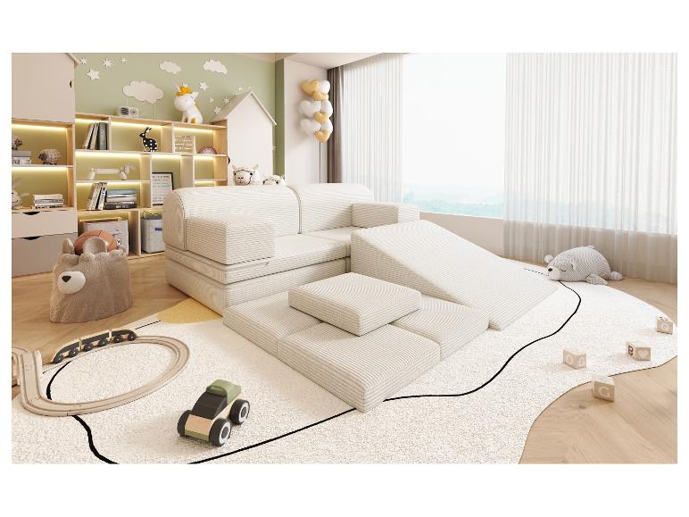 Kinderkamer met modulaire bank, houten speelgoed en boekenplank met decoratie.