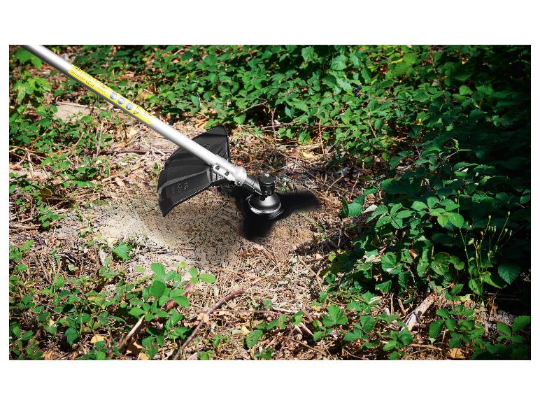 Accu grastrimmer verwijdert onkruid en struikgewas in een tuin.