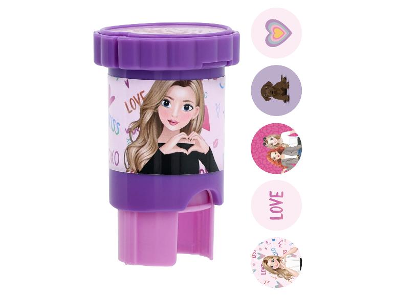 Paarse stempel met een cartoonmeisje en diverse ronde stempelmotieven zoals harten en dieren.