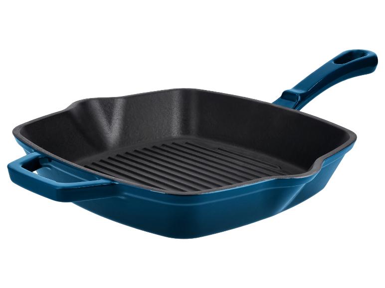 Blauwe vierkante gietijzeren grillpan met handvatten.