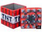 Twee Minecraft TNT-dozen, één open, één gesloten, met een pixelontwerp.