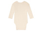 Een crèmekleurige baby romper met lange mouwen.