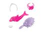 Roze dolfijnspeelgoed, paarse schelpenborstel, roze ketting, en witte tiara en ring.