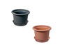 Twee plastic plantenpotten met schotel, een donkergrijze en een terracottakleurige.