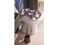 Toilet met bloemenzitting en toiletborstel in een moderne badkamer.