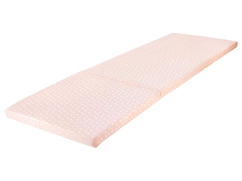 Roze opvouwbaar matras met wit hartjespatroon