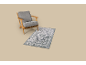 Grijze fauteuil met houten frame en grijs patroonkleed op een beige achtergrond.