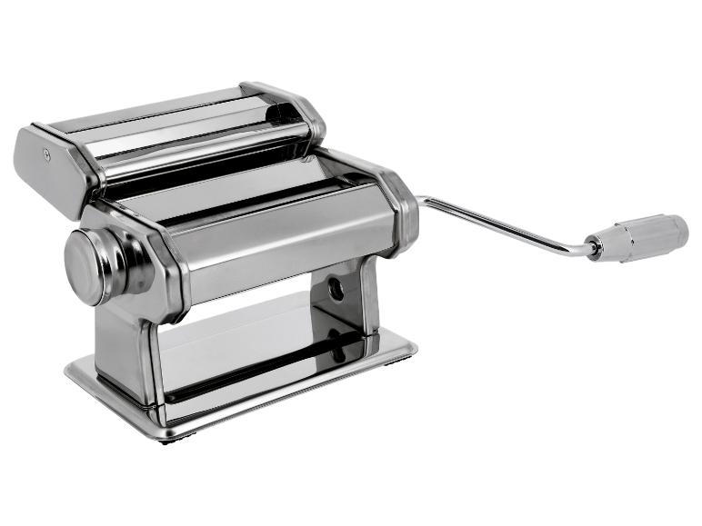 Roestvrijstalen handmatige pastamachine met handslinger op een witte achtergrond.