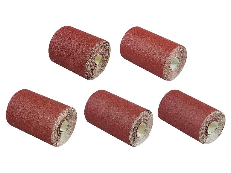 Vijf rollen rood schuurpapier, diagonaal gerangschikt op een witte achtergrond.