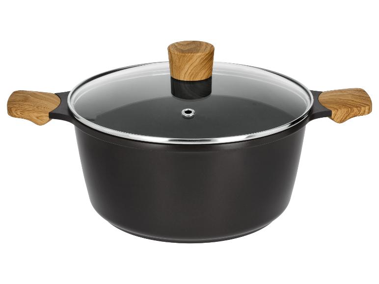 Zwarte kookpan met glazen deksel en houten handvatten.