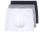 Drie pakjes boxershorts in wit, grijs en donkerblauw.