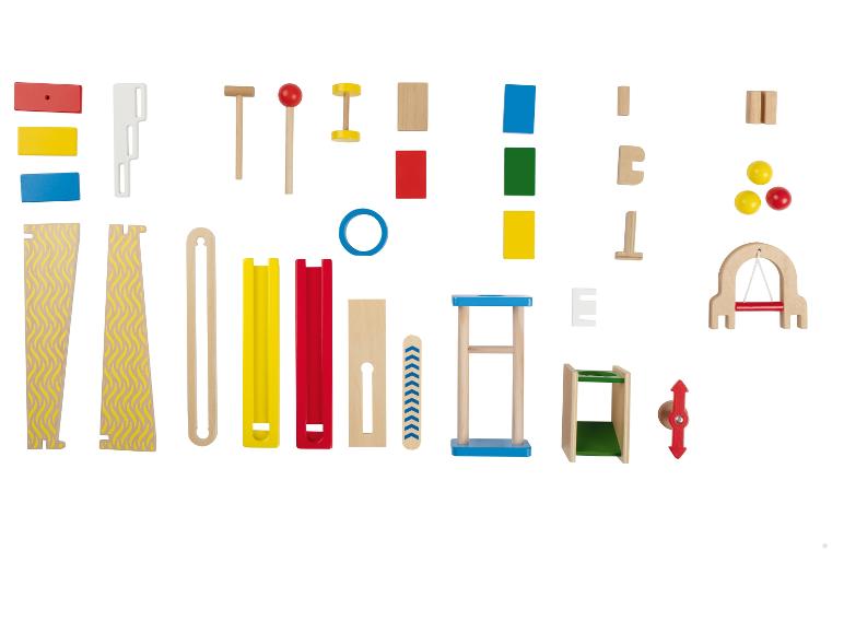 Houten bouwset met kleurrijke onderdelen en accessoires voor een knikkerbaan.