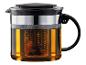 Glazen theepot met zwart deksel en handvat, gevuld met amberkleurige thee en een theezeef.