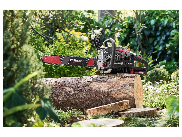Parkside Performance kettingzaag op een gevelde boomstam in een tuin.