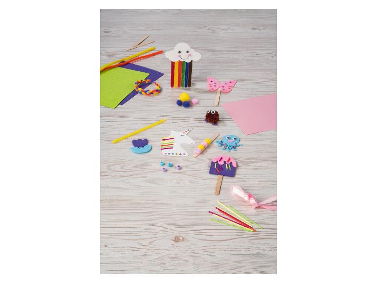 Creatieve set met vilt, pijpenragers, ijsstokjes en pompons om figuren te maken
