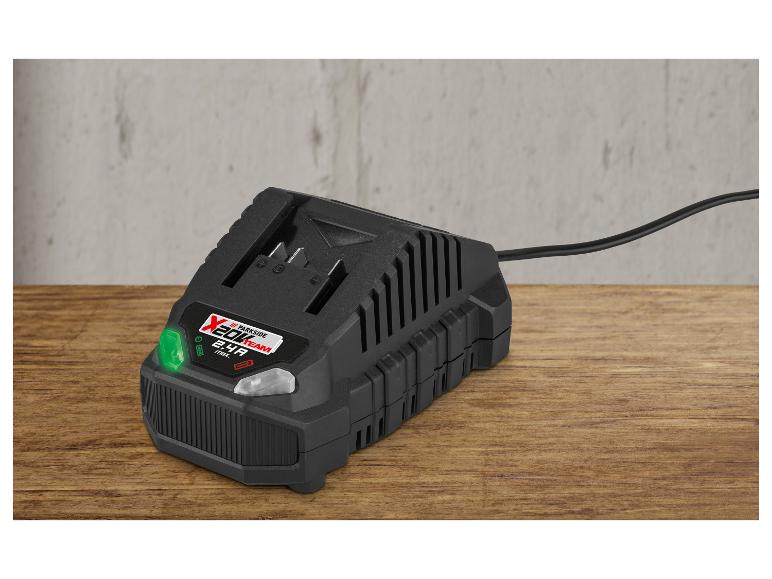 Parkside X 20V Team 2.4A max. acculader op een houten ondergrond.