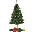 Kunstkerstboom met groene takken en meerdere ingepakte cadeaus aan de voet.