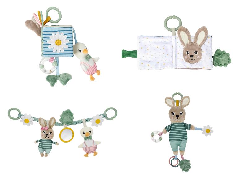 Babyactiviteitenset: een zacht konijnenboekje, een speelboog met eend en konijn, en een rammelaar.