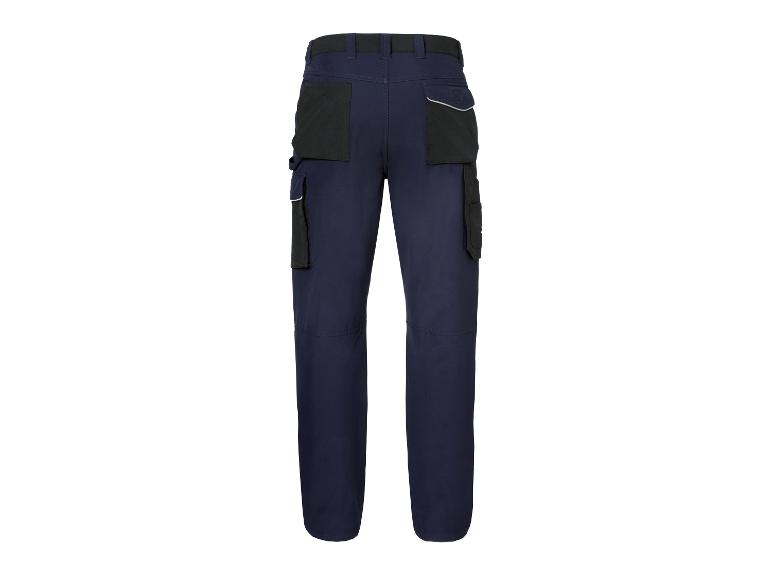Blauwe werkbroek met zwarte zakken en reflecterende details.