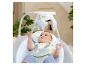 Baby ligt in een grijze babyschommel met olifantenspeeltjes.
